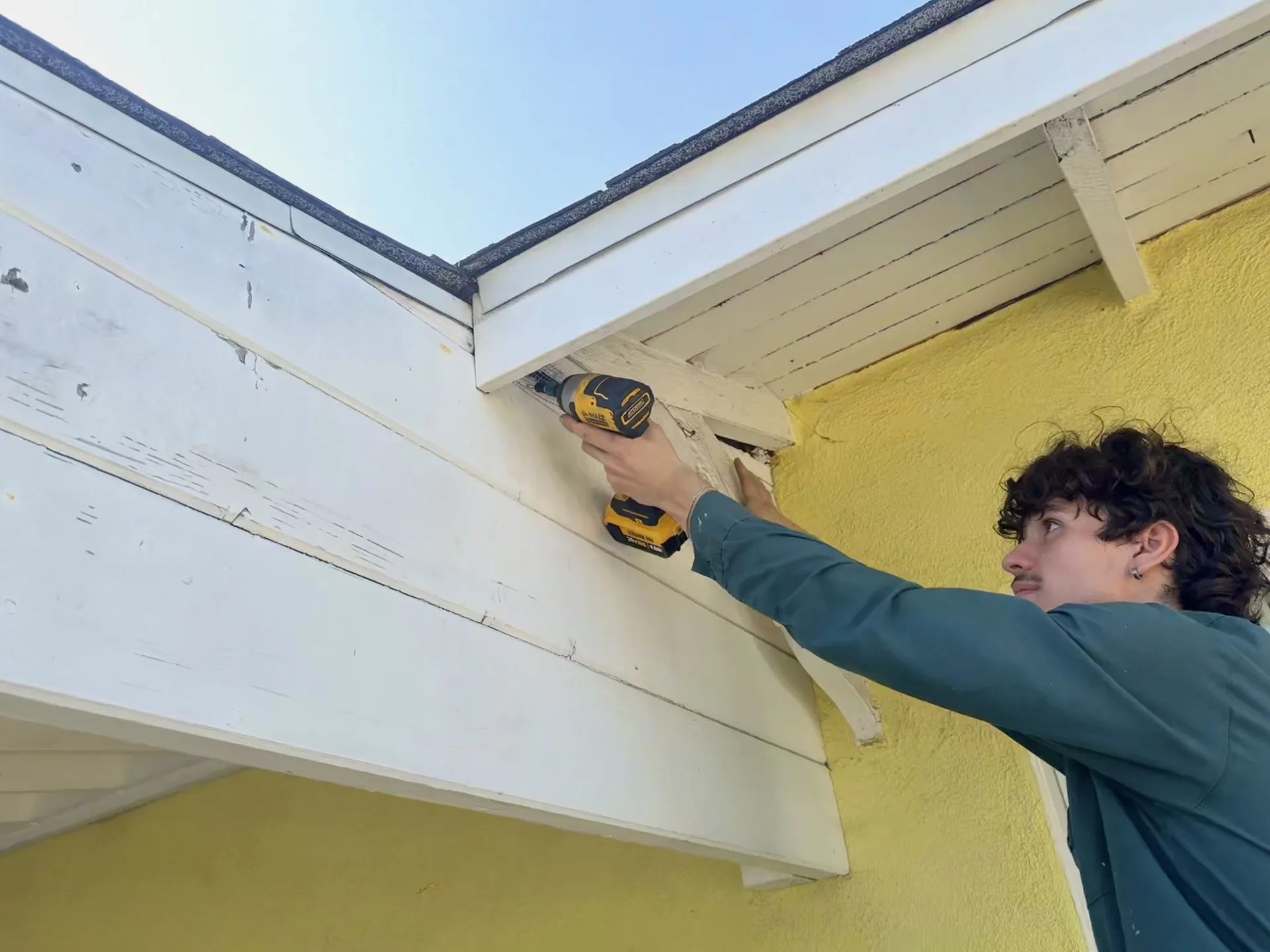 Treebark San Marino technician inspecting roof eaves