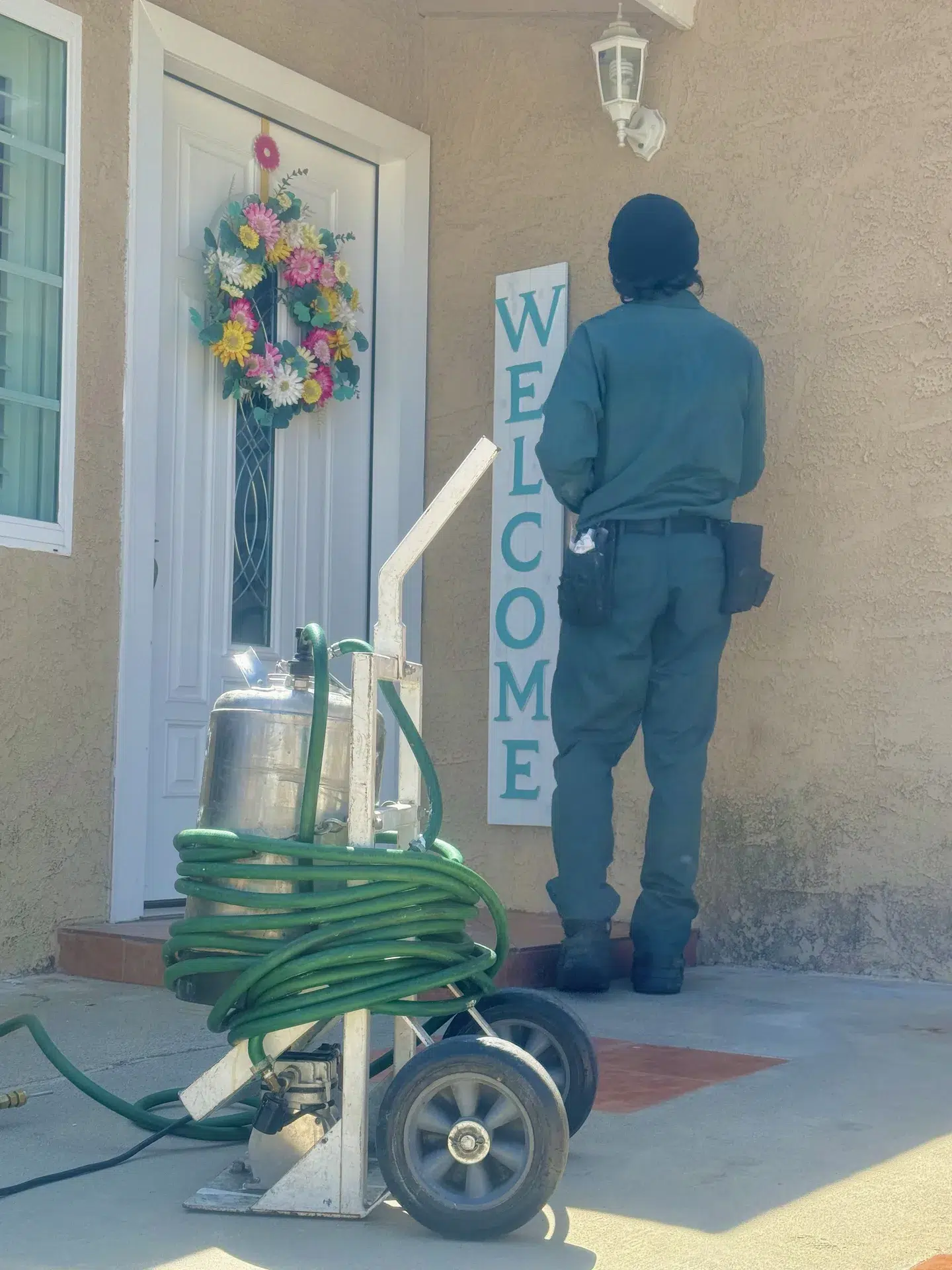 Treebark San Marino pest control technician at home