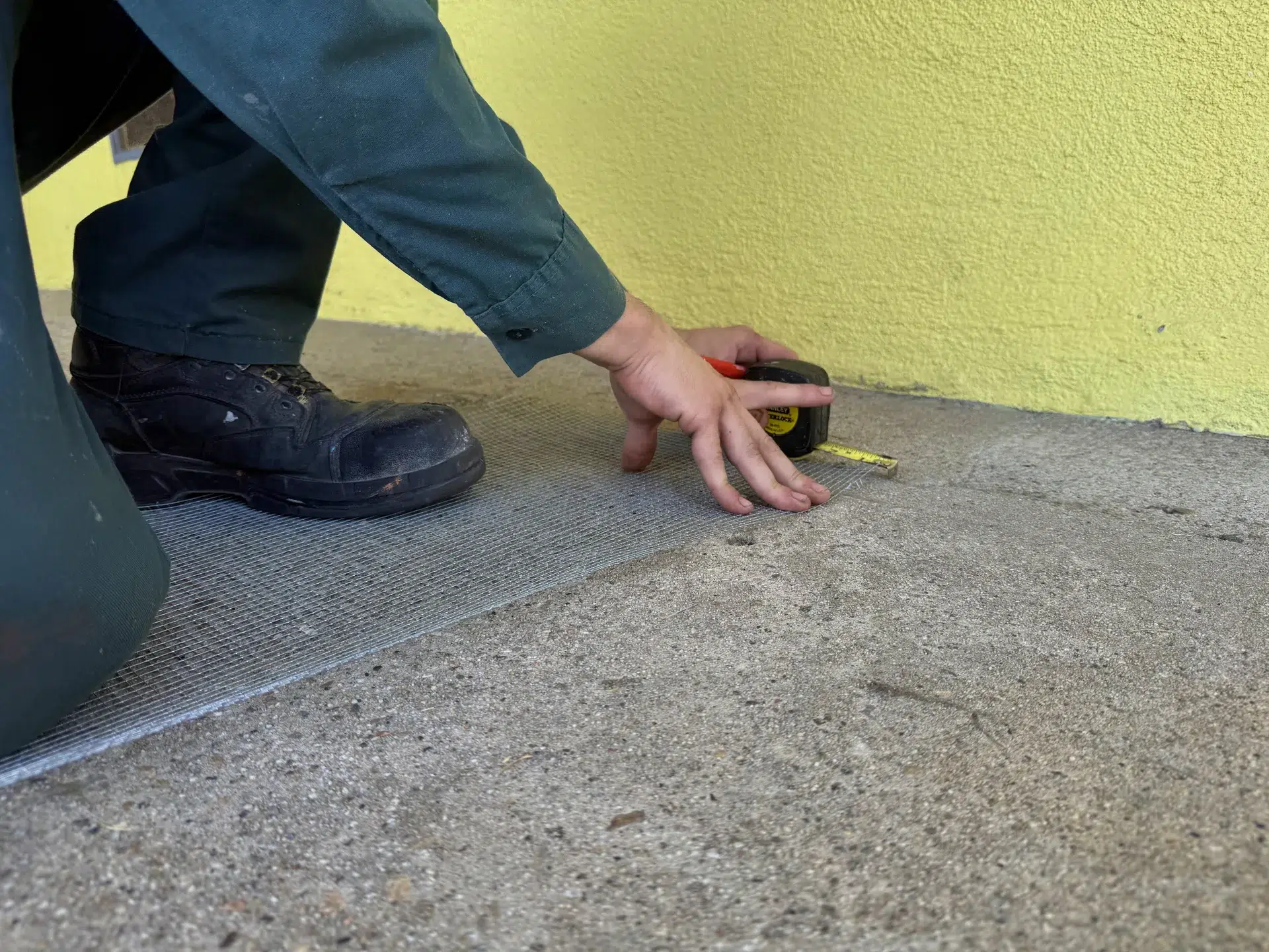 Pacific Palisades termite and pest control technician